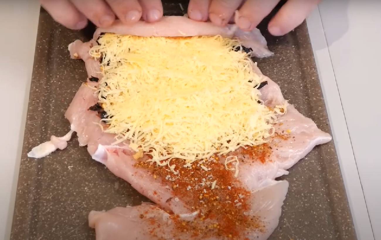 Курячий рулет з горіхами і чорносливом: рецепт вишуканої страви на святковий стіл